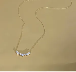 Detalle del elegante collar smile de plata S925 chapado en oro 18K con circonitas