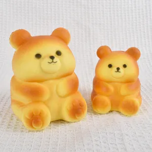 Κοντινό πλάνο με δύο παιχνίδια squishy σε σχήμα αρκούδας σε λευκή υφασμάτινη επιφάνεια