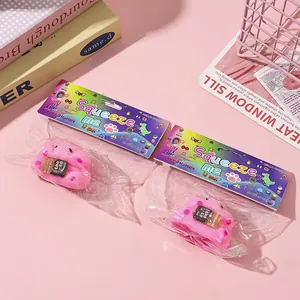 Detailansicht von zwei rosa Hamster-Squishy-Spielzeugen in einer niedlichen Verpackung