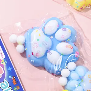 Makro-Detail eines blauen Katzenpfoten-Squishy-Spielzeugs mit bunten Sternen und Herzen