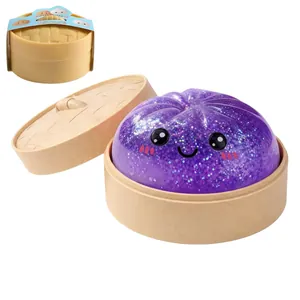 Süßes glitzerndes lila Brötchen Anti-Stress-Spielzeug mit Smiley im beigen Dämpferkorb