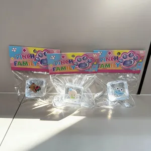 Drei klare Eiswürfel-Quetschspielzeuge mit süßen Cartoon-Figuren in bunter Verpackung