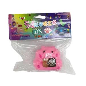 Rosa Hamster Squishy-Spielzeug zum Stressabbau in bunter Squeeze Me Markenverpackung