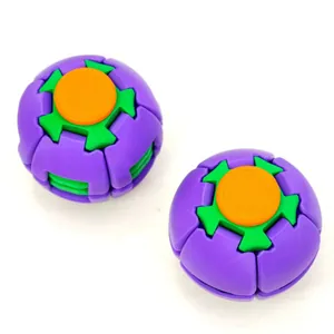 Detailansicht von zwei 3D-gedruckten Fidget-Bällen mit lila und grünen Elementen