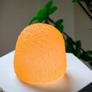 Kreatives orangefarbenes Quetschspielzeug mit realistischer Zitrusfrucht-Textur