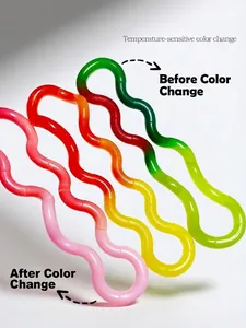 Dettaglio del cambio colore termico del giocattolo antistress a torsione colorato.