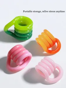 Vista dettagliata di quattro anelli fidget colorati per alleviare lo stress e migliorare il focus.