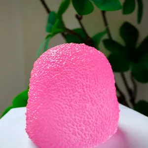 Leuchtend rosa strukturierter Squishy-Stressabbau-Spielzeug mit granulierter Oberfläche