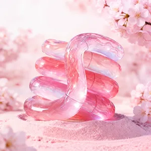 Dettaglio del giocattolo antistress rosa iridescente con fiori di ciliegio
