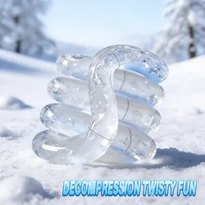 Primo piano dettagliato di un giocattolo fidget trasparente con trama di cristallo sulla neve.