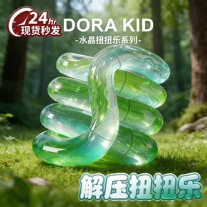 Primo piano di un giocattolo fidget tangle verde trasparente in una foresta soleggiata.