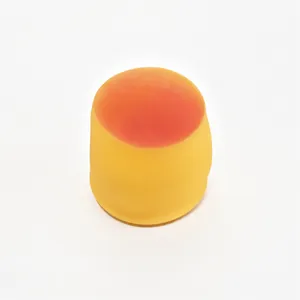 Giocattolo antistress a forma di budino al caramello con design realistico e consistenza morbida