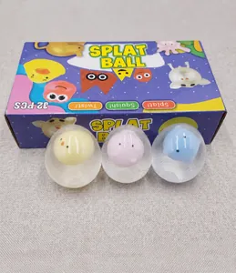 Primo piano di tre palline splat trasparenti riempite d'acqua con graziose figurine