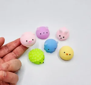 Vista dettagliata di una collezione di giocattoli antistress mochi squishy colorati