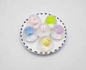Assortimento di palline antistress morbide con simpatici disegni di animali su un piatto bianco