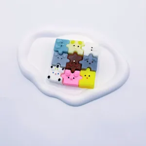 Χρωματιστά κομμάτια παζλ squishy ζώων σε λευκό δίσκο για ανακούφιση από το άγχος