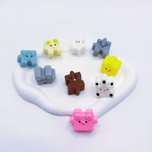 Πολύχρωμα παιχνίδια squishy με ζωάκια σε έναν μινιμαλιστικό λευκό διακοσμητικό δίσκο