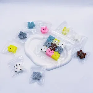 Λεπτομέρεια από πολύχρωμα κομμάτια παζλ squishy σε σχήμα ζώου σε ατομική συσκευασία