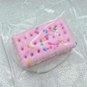 Detaillierte Nahaufnahme vom rosa Sandwich-Keks-Squishy in der Klarsichtverpackung