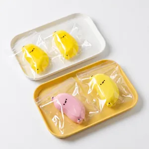 Vue détaillée de jouets spongieux banane mignons dans un emballage transparent