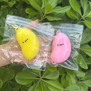 Deux adorables jouets squishy banane dodue dans des sacs d'emballage pour se détendre