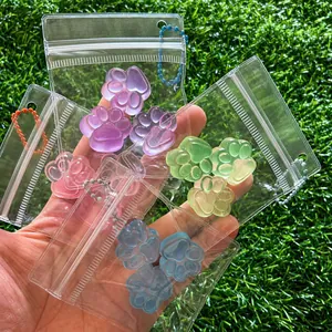 Giocattoli squishy a zampa di gatto traslucidi in mini sacchetti su erba verde