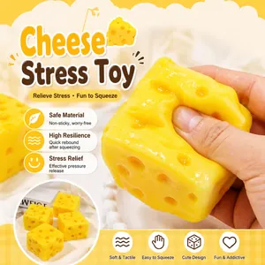 Détail d'une main pressant un jouet anti-stress moelleux en forme de fromage jaune