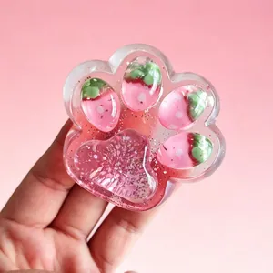 Macro-detail van doorschijnend aardbeien kattenpoot squishy speelgoed met glitters en fruit