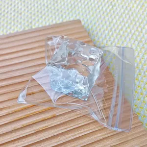 Vue détaillée du jouet squishy cube d'eau transparent pour soulager le stress en sachet