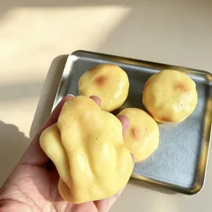 Nahaufnahme eines realistischen Kartoffel-Squishy-Spielzeugs in der Hand zum Stressabbau