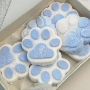 Dettaglio macro di morbidi giocattoli squishy a zampa di gatto blu e bianchi