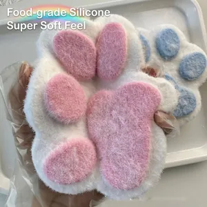 Dettaglio di un grande giocattolo squishy zampa di gatto con cuscinetti in silicone