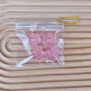 Details von vier rosa Katzenpfoten-Squishies in einer transparenten Reißverschlusstasche