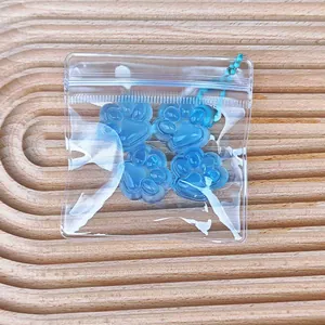 Vier blaue, lichtdurchlässige Katzenpfoten-Squishy-Spielzeuge in Klarsichtverpackung.