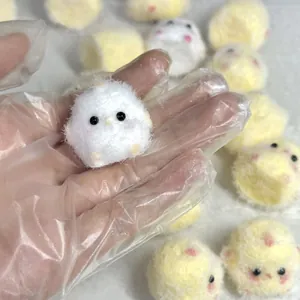 Mini weißes flauschiges Küken-Squeeze-Spielzeug für Stressabbau und Kinder