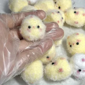 Miniatur gelbes weiches flauschiges Küken Quetschspielzeug für den Stressabbau