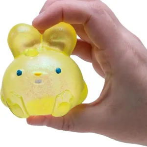 Jouet lapin squishy jaune pailleté translucide pressé pour montrer sa texture souple