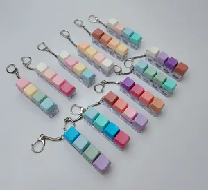 Detailansicht von 4-Tasten-Makronen-Tastaturtester-Schlüsselanhängern in Farben