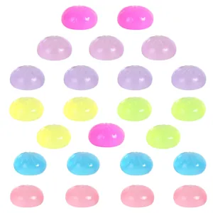 Gros plan de jouets fidget squishy colorés et translucides en forme de brioche
