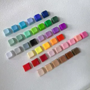 Detailaufnahme bunter Macaron-Tastenkappen für mechanische Tastaturen und Fidget-Toys