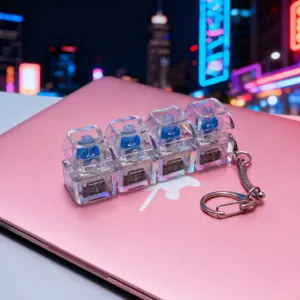 Detalle de un llavero antiestrés con 4 teclas de interruptor mecánico transparentes