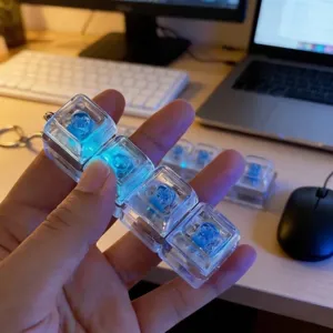 Κοντινό πλάνο μπρελόκ fidget toy μηχανικού πληκτρολογίου 4 πλήκτρων με μπλε LED