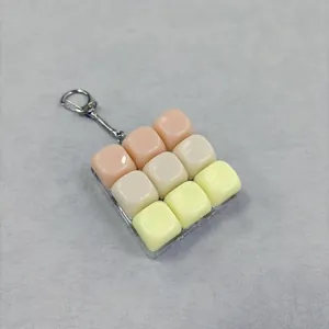 Detailweergave van de macaronkleurige hars fidget keycap speelgoed sleutelhanger met 9 blokken