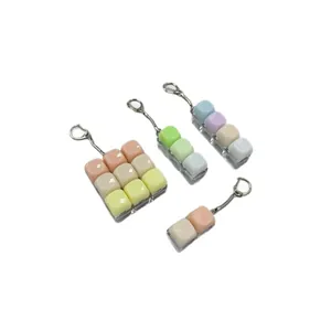 Kleurrijke hars knop sleutelhanger stress relief speelgoed set op witte achtergrond