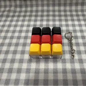 9-Tasten mechanischer Schalter-Tester Fidget-Spielzeug Schlüsselanhänger in Deutschland-Farben