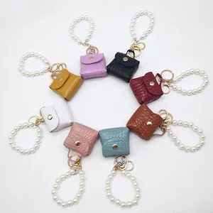 Set de mini llaveros de bolso de colores con elegantes pulseras de perlas para mujer