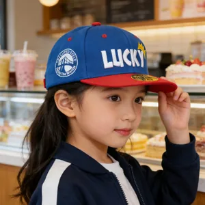 Blauwe en rode kinderhonkbalpet met Lucky-borduurwerk en platte klep