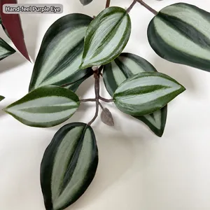 Κοντινό πλάνο τεχνητού φυτού Tradescantia Zebrina με ρεαλιστικά ριγέ φύλλα και χρώματα.