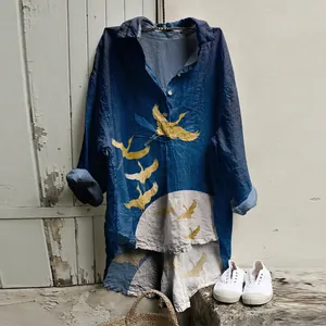 Détail de la chemise en lin bleu marine avec imprimé graphique grue dorée et lune