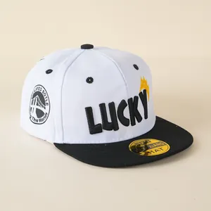 Detail van kinder honkbalpet met LUCKY borduursel en kroon icoon op de klep